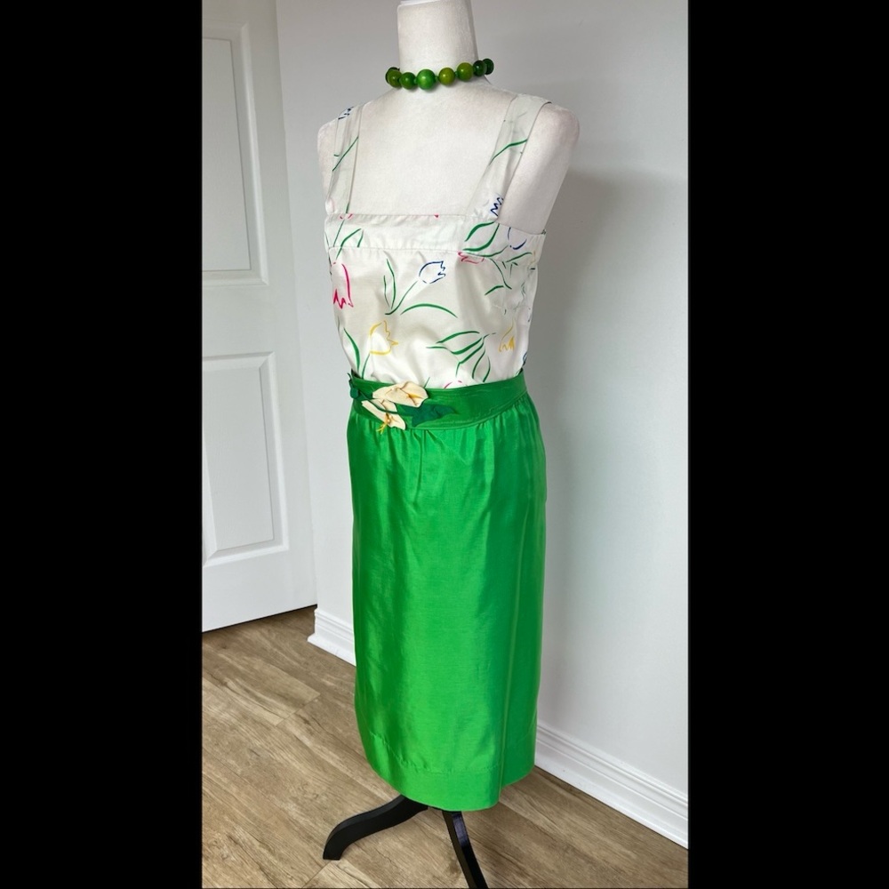 Vintage Green Satin Midi Skirt w Floral Top & Statement Belt – 60s Inspired - Picture 13 of 16